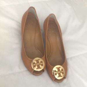 Tory Burch Tan leather wood wedge size 8.5 with logo